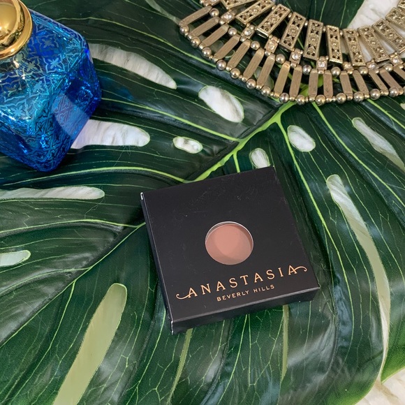 (Last one!) ‘sienna’ neutral waterproof eyeshadow - Picture 2 of 5